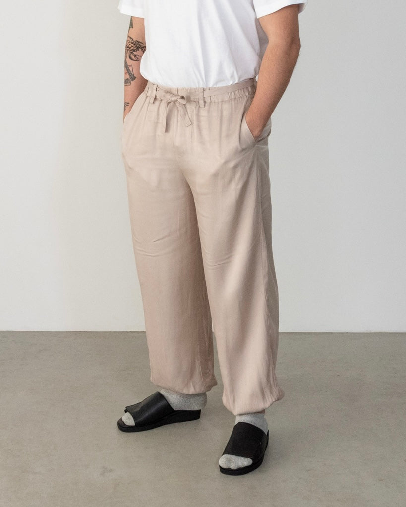 still pants / beige