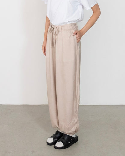 still pants / beige
